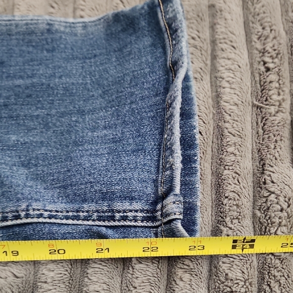 Risen High-waist Capri Jeans - Picture 7 of 9